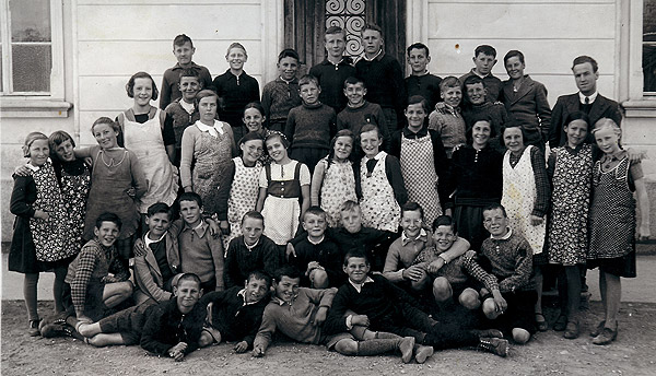 /_SYS_gallery/Schule/Schule/Klassenfotos/1940-Schueler-JG-1926-Lehrer-Haenni.jpg /_SYS_gallery/Schule/Schule/Klassenfotos/1940-Schueler-JG-1926-Lehrer-Haenni.jpg