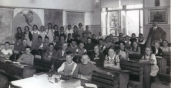 /_SYS_gallery/Schule/Schule/Klassenfotos/Klassenfoto1934LehrerHaenni.jpg /_SYS_gallery/Schule/Schule/Klassenfotos/Klassenfoto1934LehrerHaenni.jpg